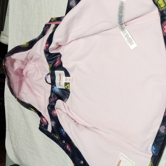 Joe Fresh new girl's lined raincoat. Colored heart design in blue, yellow, grey - Picture 2 of 4